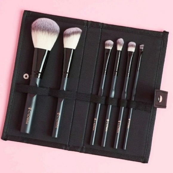 Crown Other - NWT CROWN Pro 6 Piece Makeup Brush Set & Case